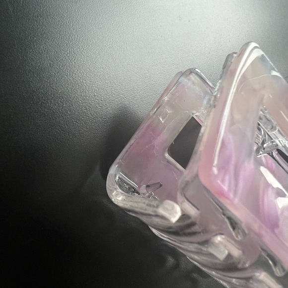 Urban Outfitters Claw Clip - Picture 3 of 4